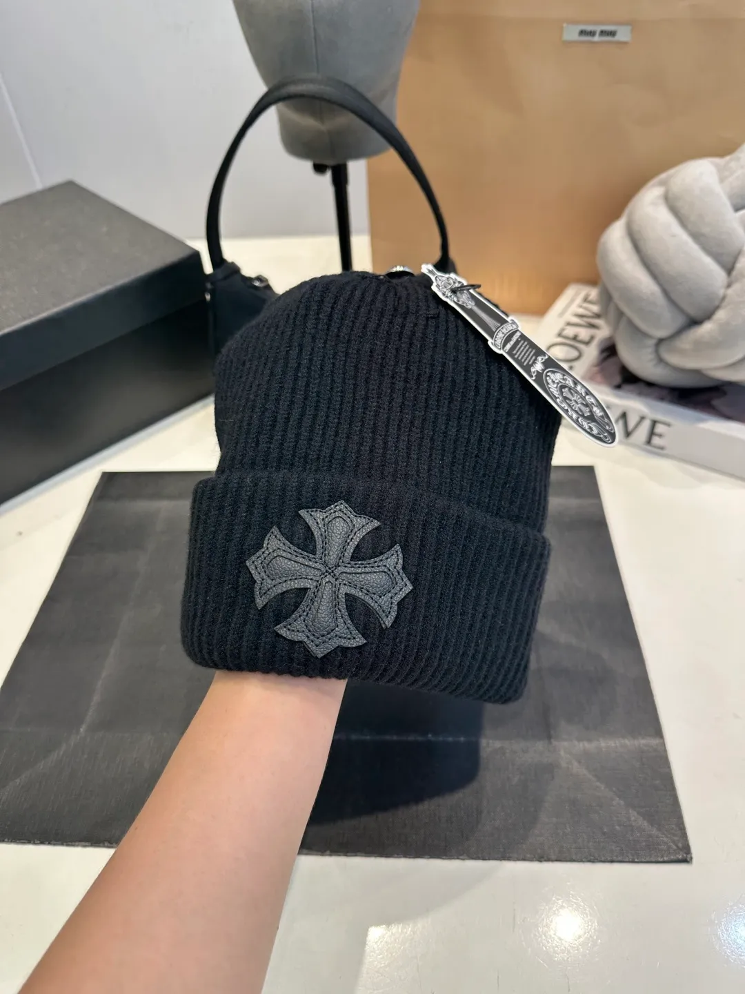 P46 Crow Heart Wool Hat, too flattering for your face. No matter you have a long face, a round face or a square face, you can easily wear it because the hat is very thick, so your face looks small, delicate and cute. Fashionable street style, recommended hat for autumn and winter.